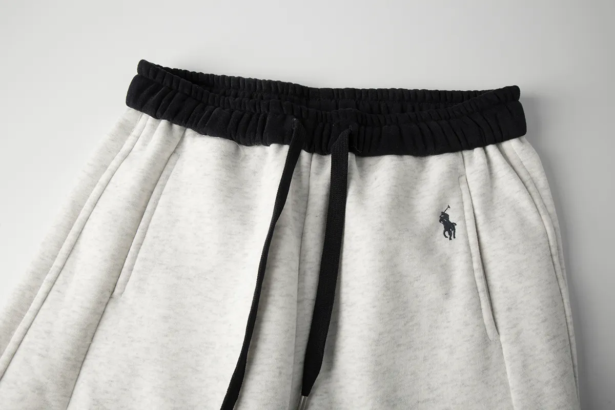 P230 White background picture [Fleet in winter] Style number: 25130# Color: black/navy blue/dark gray/light gray/white gray/beige/light khaki Size: S-XL - Ralph Lauren/Ralph Lauren 2025FW autumn and winter plus velvet contrasting waist design drawstring scimitar version lazy feeling loose couple sweatpants - brushed face velvet lining one piece for winter - custom dyed trouser cord hanging hardware The details are in place - loose fit, scimitar legs, loose upper body without looking too big - RL/lazy autumn and winter sweatpants, a pair of casual sweatpants that are very suitable for CleanFit. Loose fit scimitar fit trousers can be used as couple wear. It has a relaxed feel for daily wear. Contrasting color shakes to increase the overall sense of layering. The sense of drape is visible to the naked eye. The design of the trouser legs can be closed, which can also be very warm and versatile in winter.